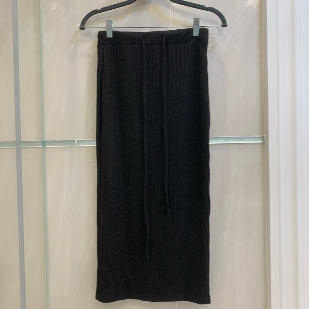 BLACK MIDI SKIRT